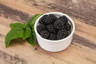 Tatlı, olgun, yapraklı Blackberry yığını