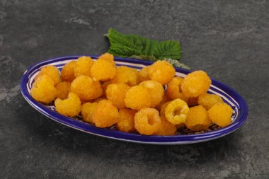 Tatlı, olgun, yapraklı sarı ahududu.