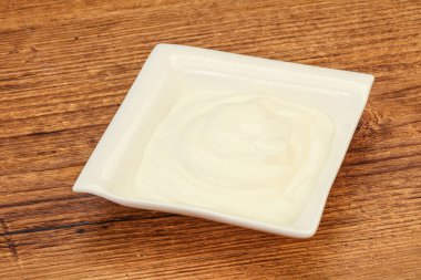 Süt ekşi krema kasede