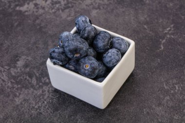 Arka planda tatlı sulu yaban mersini yığını