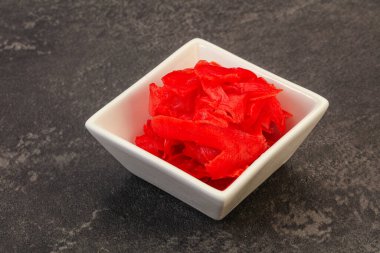 Asya mutfağı terbiye edilmiş zencefil kökü kasede.