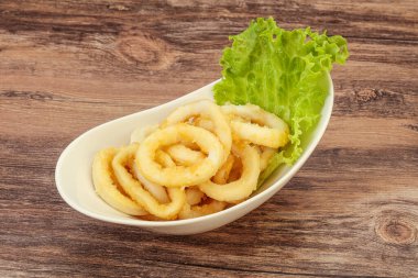 Kavrulmuş kalamar halkaları ve kasede salata.