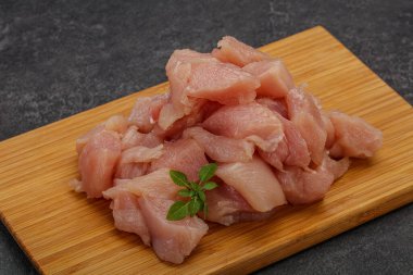 Pişirmek için çiğ tavuk göğsü.