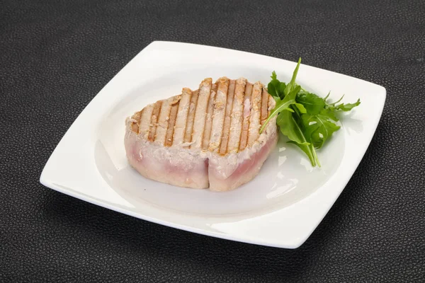 Bife Atum Grelhado Servido Salada Foguete — Fotografia de Stock