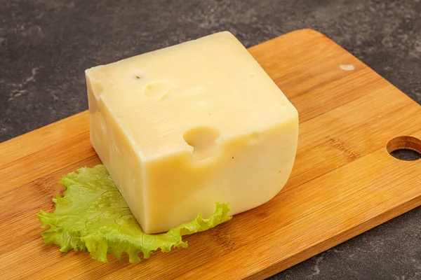 木製ボード上の感情的なチーズはサラダを務めた — ストック写真