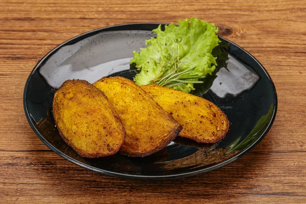烤土豆配香草和香料 迷迭香 — 图库照片