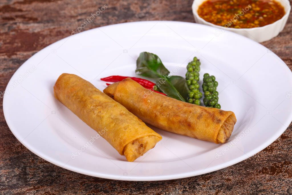 Deep fried spring roll with prawn and cabbage