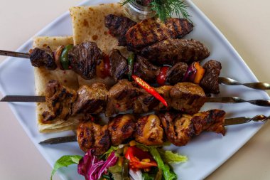 Barbekü et ve sebze tabağı.