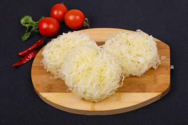 Çiğ pirinç eriştesi pişirmeye hazır.