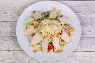 Tavuk göğsü ve parmesan peynirli Sezar salatası.