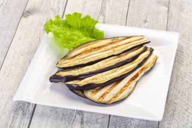 Kavanozda kızarmış patlıcan.