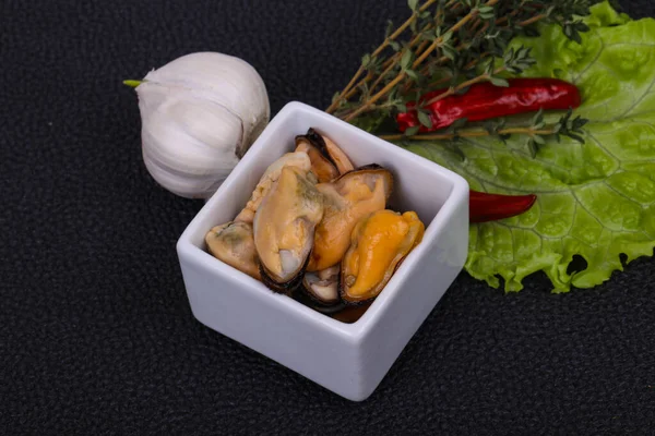 Pickled Mussels Bowl Served Pepper Garlic Salad Leaves — Stock Photo, Image
