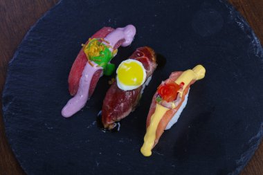 Ton balığı, somon ve biftek soslu suşi.