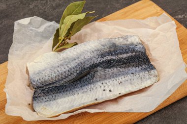 Güvertede deri ve baharatlı ringa filetosu.