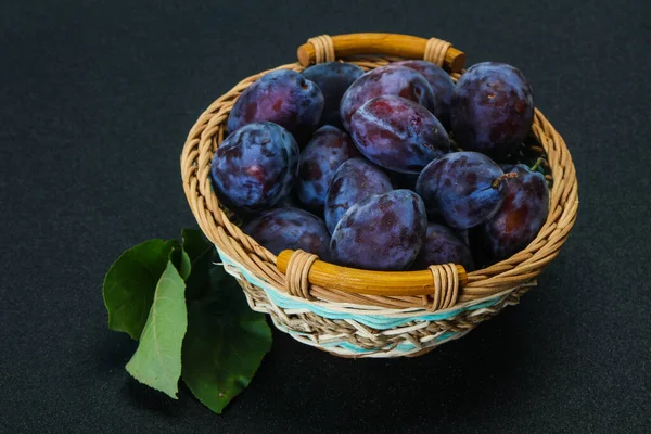 Montón Ciruela Madura Cesta Con Hojas — Foto de Stock