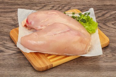 Pişirmek için çiğ tavuk göğsü.