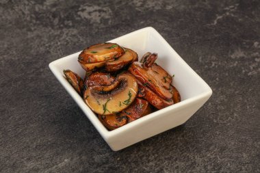 Kavrulmuş şampiyon, kasede otlar ve baharatlar var.