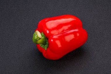 Kırmızı Çan Biberi - olgun, sulu ve taze