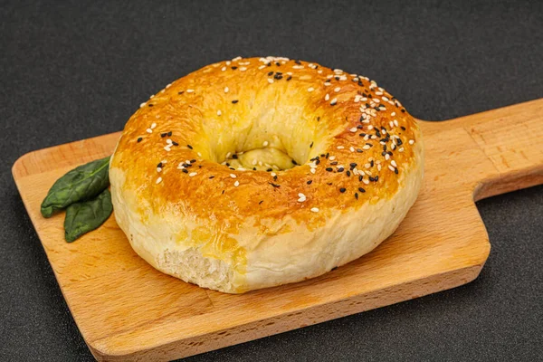 Sıcak Lezzetli Özbek Ekmeği Atıştırmaya Hazır — Stok fotoğraf