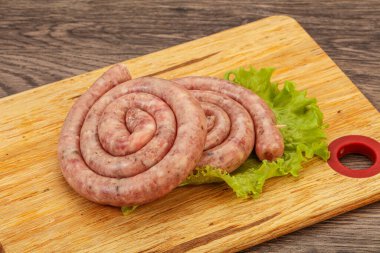 Izgara için çiğ domuz sosisi halkası.
