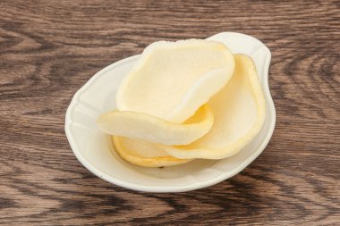 Asya usülü - kâsede ev yapımı karides cipsi