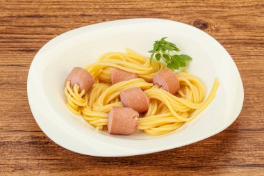 Çocuklar sosisli ve fesleğenli makarna.