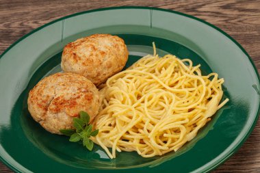 Peynirli spagetti ve ev yapımı tavuk pirzolası.