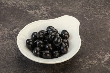 Kasede marine edilmiş siyah zeytin.