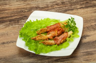 Kızarmış enoki mantarı ve domuz pastırması fesleğen yaprağı.