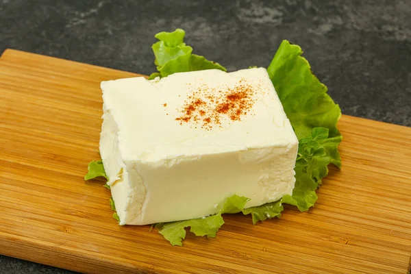 ギリシャの伝統的なソフトフェタ乳製品チーズ — ストック写真