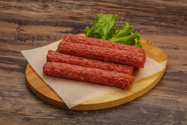 Rauwe Rundvleesworstjes Met Specerijen Voor Grill — Stockfoto