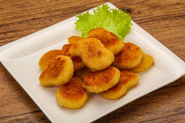 Frito Sabroso Pollo Nuggets Servido Ensalada Hojas —  Fotos de Stock