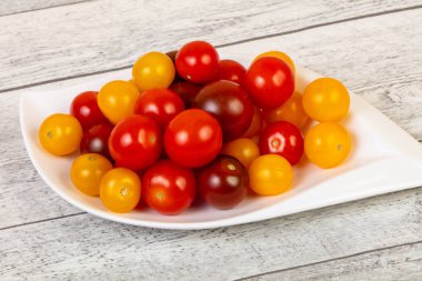 Kiraz domates yığın kabın içinde