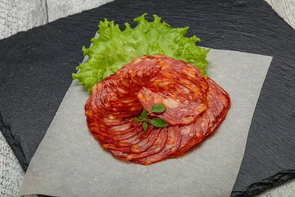 Italské Tradiční Vepřové Klobásy Chorizo Podávané Bazalkové Listy — Stock fotografie