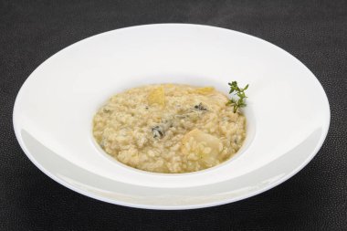 Armut ve gorgonzola peynirli risotto.