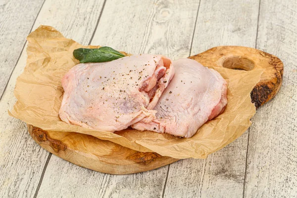 Rohe Hühnerhüfte Mit Gewürzen Zum Kochen Bereit — Stockfoto