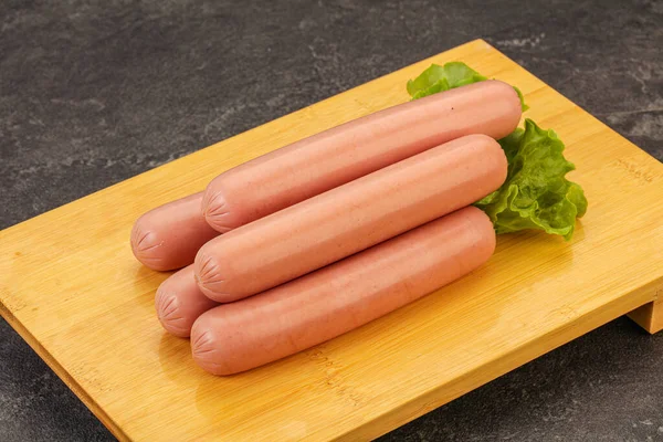 Lezzetli et sosisleri güverteye yığılmış.