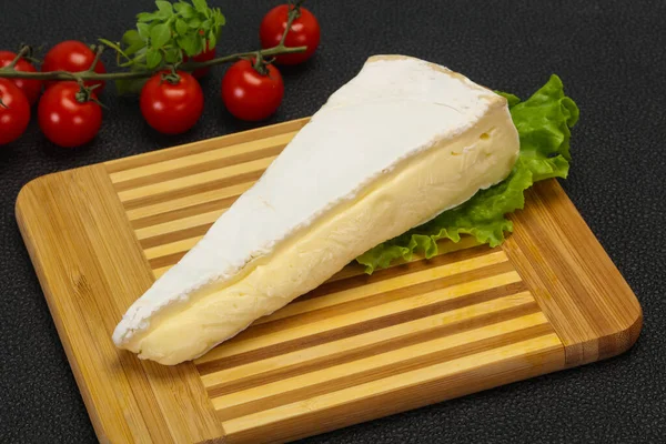 Peynir Üçgeni Salata Yaprakları Servis Etti — Stok fotoğraf