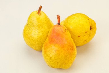 Arka planda taze sarı armut