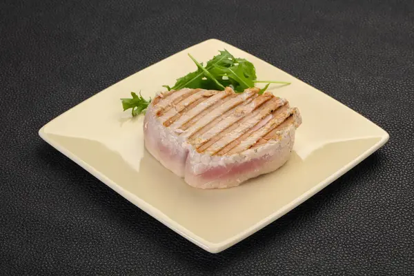 Bife Atum Grelhado Servido Salada Foguete — Fotografia de Stock