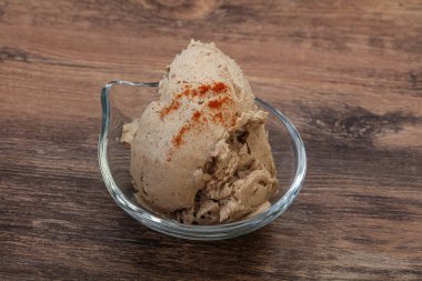 Kavanozda baharatlı ringa yağı var.