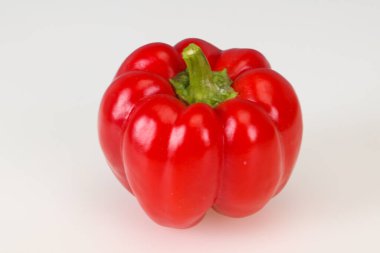 Beyaz arka plan üzerinde izole olgun kırmızı dolmalık biber