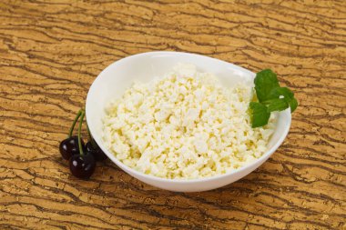 Taze kaymak tabaktaki taze kaymak. Naneli ve vişneli.