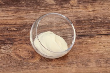 Süt ekşi krema kasede