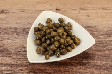 Kasede salamura edilmiş kapari.