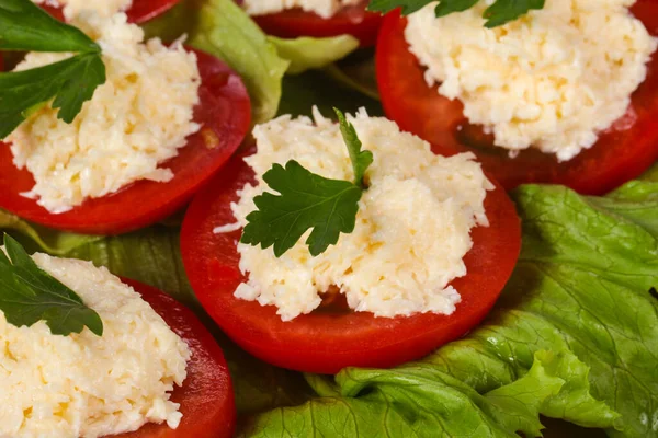 Tomatskivor Med Ost Serveras Persilja Och Salladsblad — Stockfoto