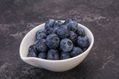 Arka planda tatlı sulu yaban mersini yığını