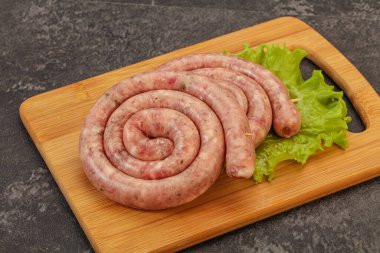 Izgara için çiğ domuz sosisi halkası.