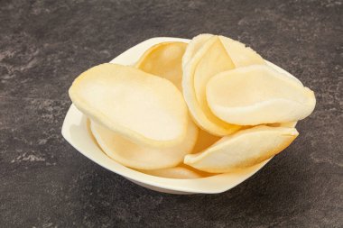 Asya usülü - kâsede ev yapımı karides cipsi