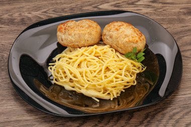 Peynirli spagetti ve ev yapımı tavuk pirzolası.